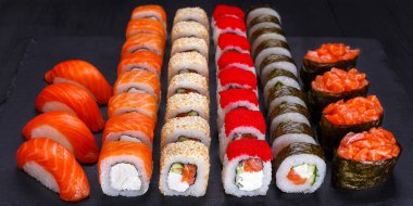 İştah açıcı maki ve nigiri sushi seti, siyah taş kayrak görev yaptı. Restoran Menü, Japonca gıda sanat.