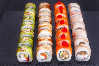 Lezzetli çok renkli uramaki suşi seti, büyük unagi sos ve susam, havyar ile dekore edilmiş lezzetli aperatifler yelpazesine alır. Restoran Menü, Japonca gıda sanat