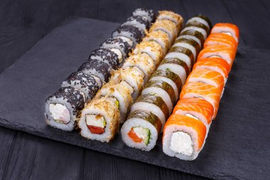 Lezzetli çok renkli uramaki suşi seti, lezzetli aperatifler, susam ile dekore edilmiş büyük ürün yelpazesine alır. Restoran Menü, Japonca gıda sanat