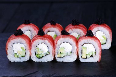 Suşi rulo ile tuna dilimleri ve siyah havyar ile