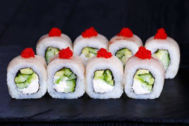 Suşi rulo krem peynir ve kırmızı havyar ile