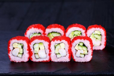 Suşi rulo avokado, peynir ve kırmızı havyar ile