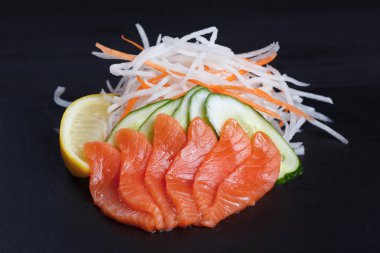 Somon balığı üzerinde siyah arduvaz kaplamak hizmet. Sushi restaurant konseptini