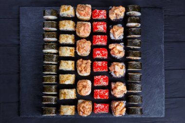 Restoran sushi menüsü. Lezzetli fr ile taş tabloda Üstten Görünüm