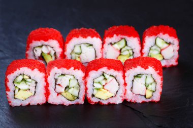 Yengeç, salatalık ve avokado, r ile kaplı suşi rulo