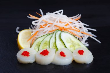 Tarak sashimi kırmızı havyar ile geleneksel Japon yemekleri