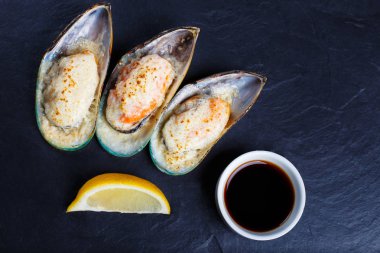 Soya sosu ve limon, deniz ürünleri ile kabuklu midye 