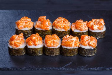 Futomaki suşi somon, lezzetli Japon yemekleri ile tepesinde rulo