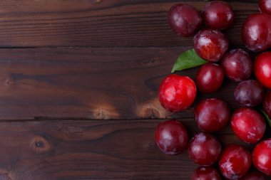 Ahşap masa, mekan reklam için kopya alanı üzerinde taze sulu tatlı Erik