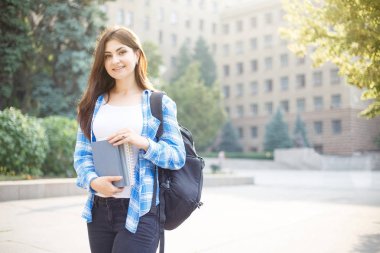 Eğitim, kampüs ve öğrenci kavram. Gülümseyen kız öğrenci wi