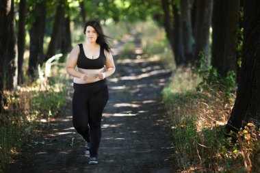 Kilolu şişman kadın parkta koşu. Ağırlık kaybetme, motiva