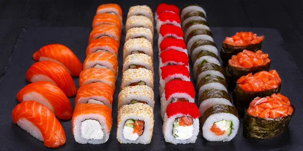 İştah açıcı maki ve nigiri sushi seti, siyah taş kayrak görev yaptı. Restoran Menü, Japonca gıda sanat.