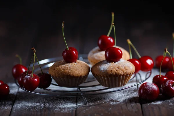 Sütemény, cukor por és porcukros cseresznye a fából készült asztal. Főzés, pékség, péksütemény koncepció — Stock Fotó