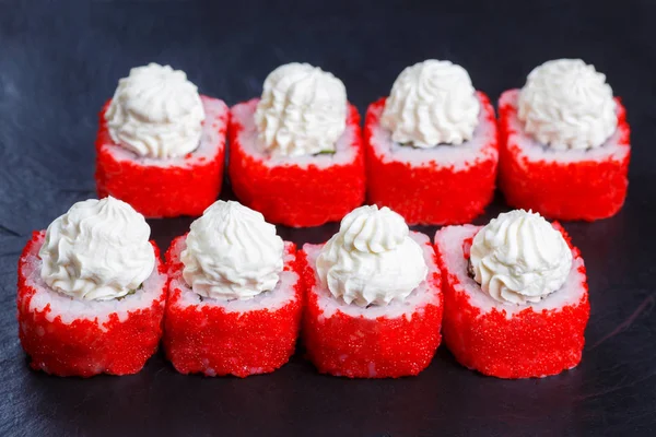 Menu de sushi de restaurante de luxo. Rolos de sushi decorados com caviar — Fotografia de Stock