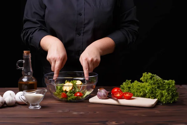 Ensalada de cocina de chef. Proceso de preparación alimentaria — Foto de Stock