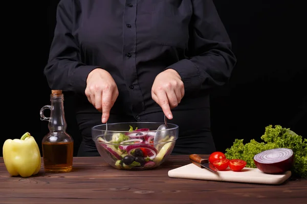 Chef mezclando ensalada fresca de verano en un tazón. Proceso de cocción, resta — Foto de Stock