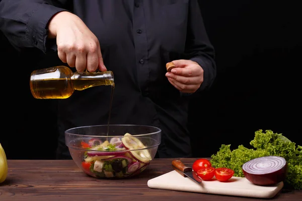 Chef verter aceite en ensalada griega, proceso de cocción, restaurante con — Foto de Stock