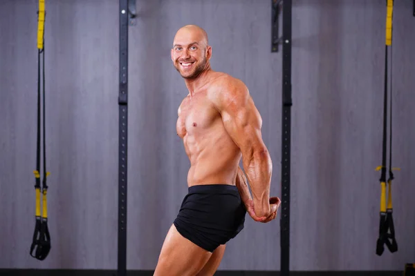 Strong zgrywanie nieposkromiony, wykazując duże mięśnie w siłowni. Sport, — Zdjęcie stockowe