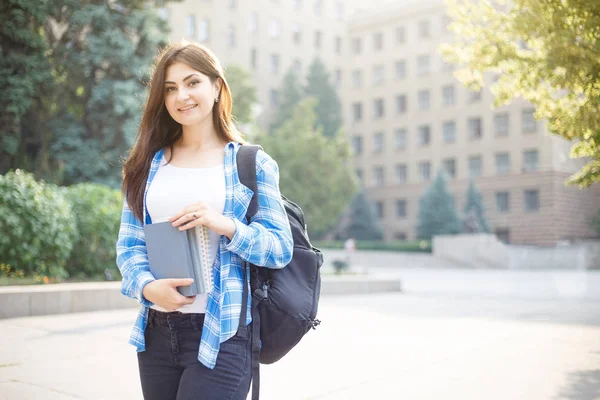 Eğitim, kampüs ve öğrenci kavram. Gülümseyen kız öğrenci wi