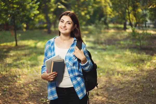 Młoda ładna kobieta uśmiechający się student z plecaka i książki stojącą — Zdjęcie stockowe
