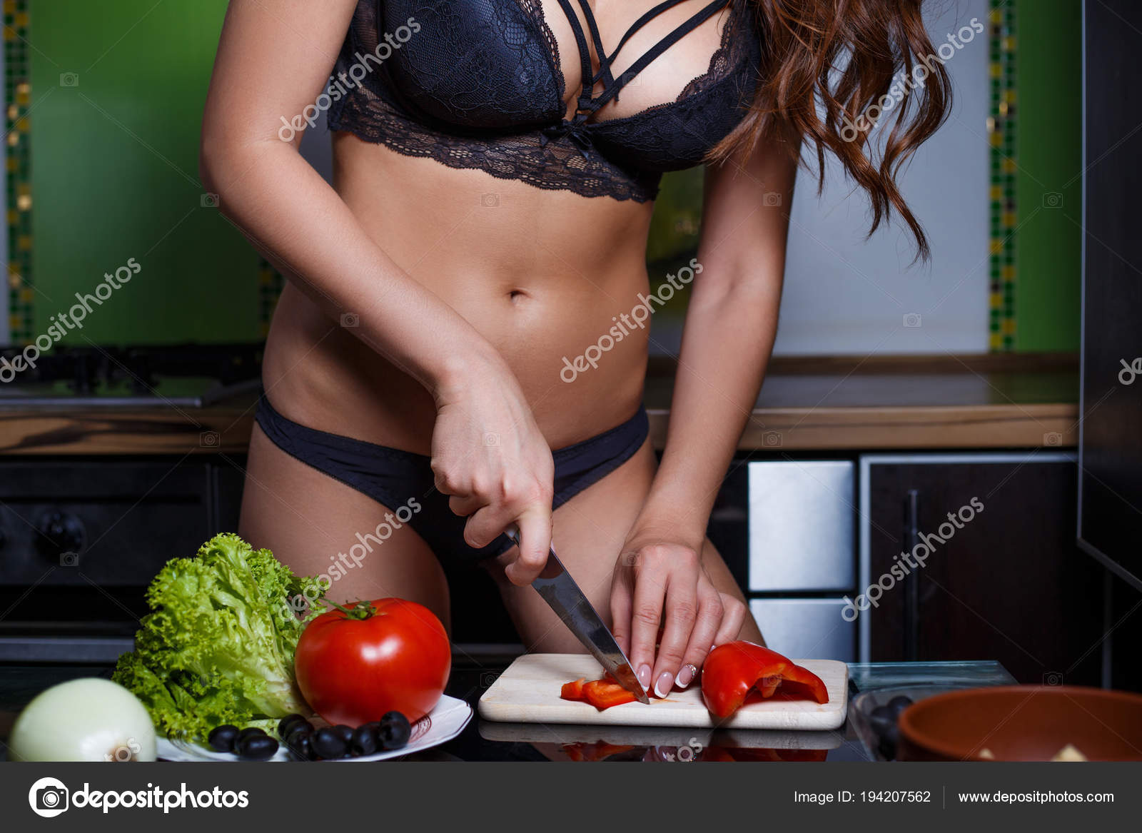 Голая Женщина Готовит На Кухне