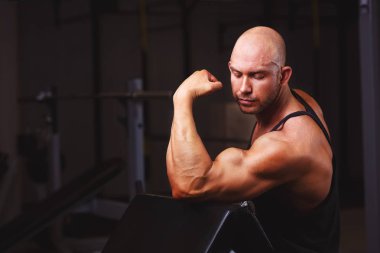 Güçlü kel adam büyük kas spor salonunda gösteren sökük. Spor, 