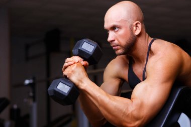 Güçlü kel adam demir pompalama büyük kasları ile sökük. Spor ma