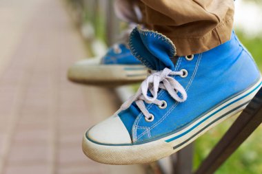 Çocuklar, erkekler ayakkabı için mavi spor ayakkabısı. Urban, yenilikçi, grunge tarzı