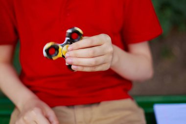 Topluca spinner ile oynayan çocuk kapatın. Çocukluk, becerikli, e