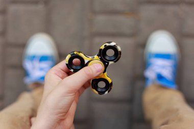 Bilinmeyen evlat eller topluca spinner ile oynarken kapatın. Tren