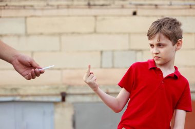 Boy gösteren orta parmak önerilen sigara reddediyor. Kötü h