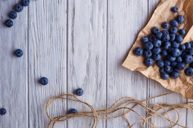 Yaban mersini rustik ahşap arka plan, düz üzerinde yatıyordu. Lezzetli ber