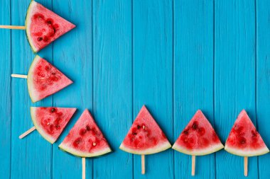 Karpuz popslices süs mavi ahşap arka plan, sp ücretsiz
