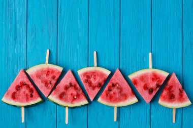 Karpuz popslices süs mavi ahşap arka plan, sp ücretsiz