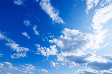 Bulutlar ve güneş ile parlak mavi gökyüzü