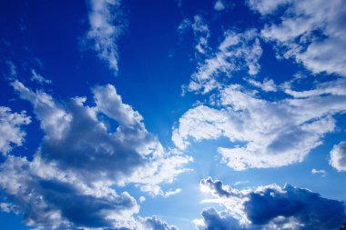 Doğa arka plan. Bulutlar ve güneş ile parlak mavi gökyüzü