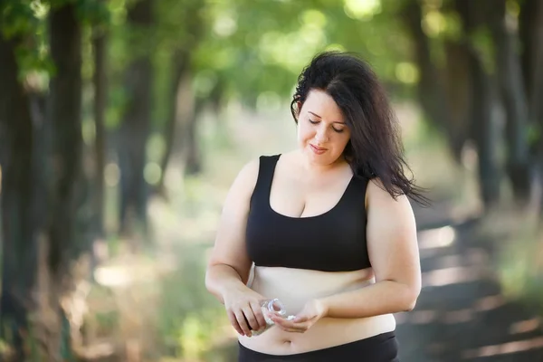 Толстая толстая женщина принимает таблетки для похудения. Потеря веса, диета — стоковое фото