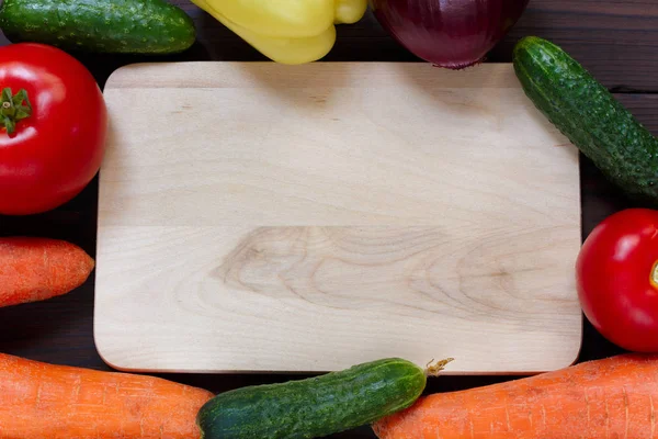 Verduras orgánicas frescas sobre fondo de tablero de madera, espacio libre . — Foto de Stock