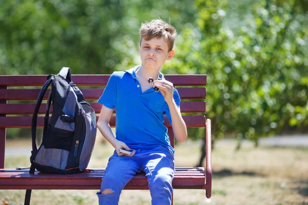 Skolpojke grimaserande, kid med fidget spinner. Underhålla — Stockfoto