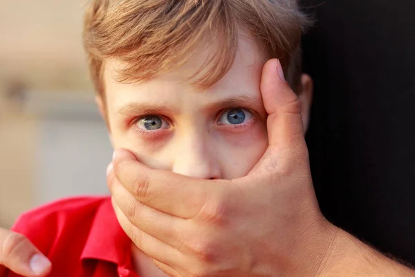 誘拐。不明な人のカバーの手は、子供顔を怖い。子供の虐待の概念 — ストック写真