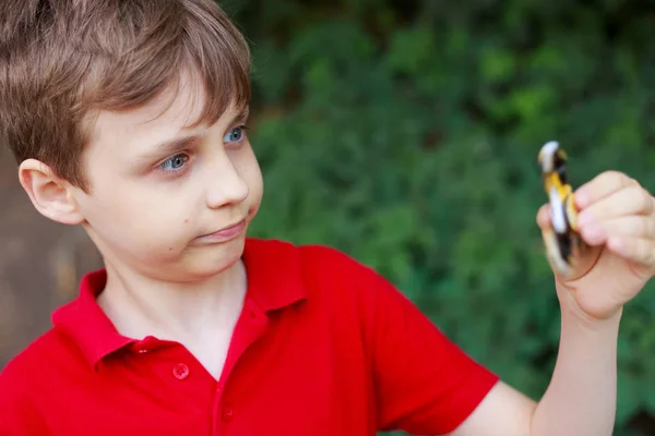 Jongen spelen met fidget spinner, close-up. Jeugd, gadgets, e — Stockfoto