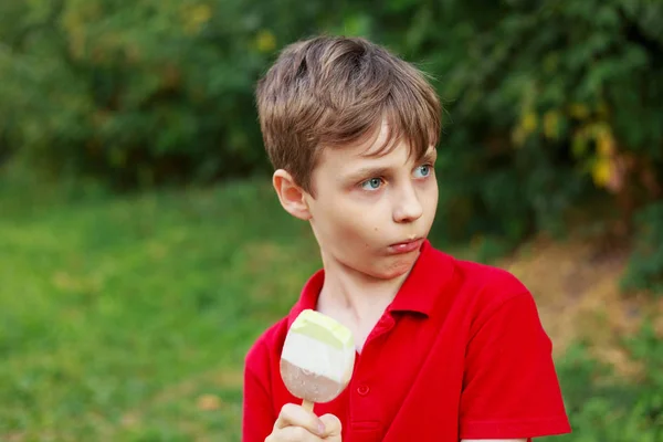 Surpris garçon avec de la glace. Enfance, émotions et états de — Photo