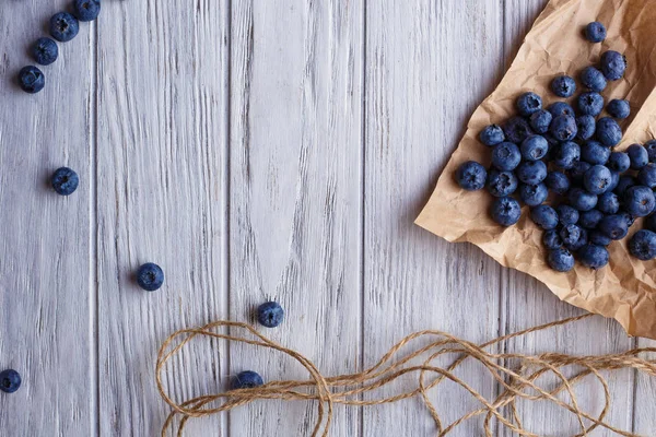 Yaban mersini rustik ahşap arka plan, düz üzerinde yatıyordu. Lezzetli ber