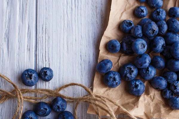 Yaban mersini üzerinde zanaat kağıt, yakın çekim. Rusti'yi üzerinde lezzetli meyveler