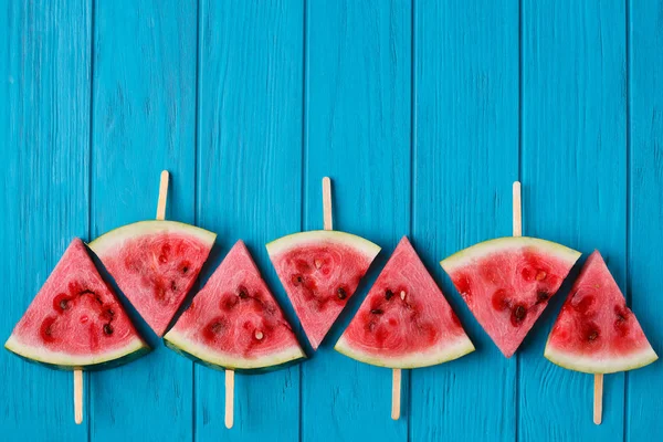 Karpuz popslices süs mavi ahşap arka plan, sp ücretsiz