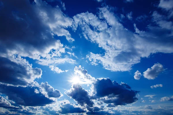 Dramatik bulutlu mavi gökyüzü güneş ile