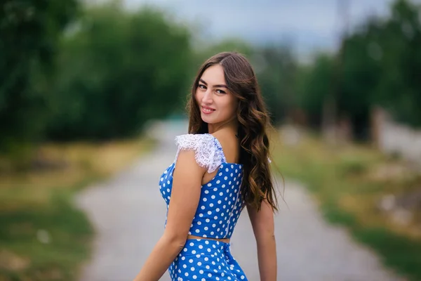 Jeune femme souriante attrayante avec de longs cheveux bouclés en rétro sty — Photo