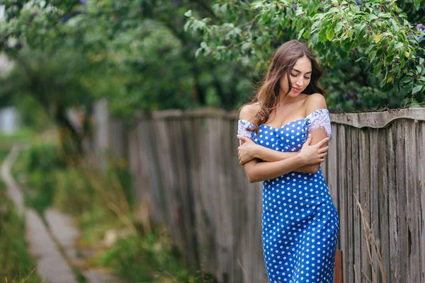 Femme aux cheveux longs en robe de style rétro — Photo