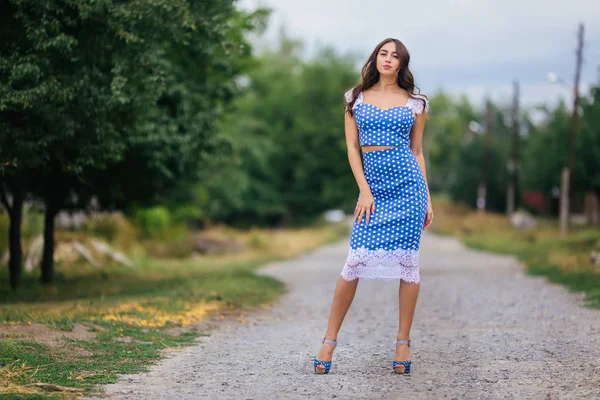 Retrato de mulher de moda de menina muito na moda jovem com beautifu — Fotografia de Stock