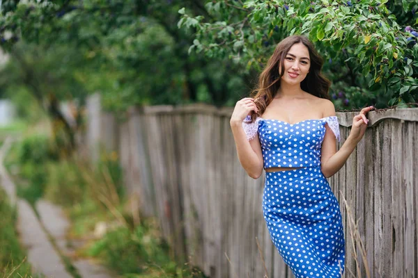 Portrait de mode de jeune jolie fille à la mode en robe vintage po — Photo